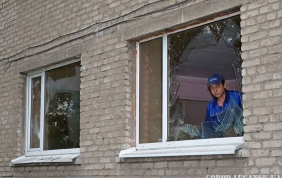 В Луганске под обстрел попали райсовет, ГАИ и почта