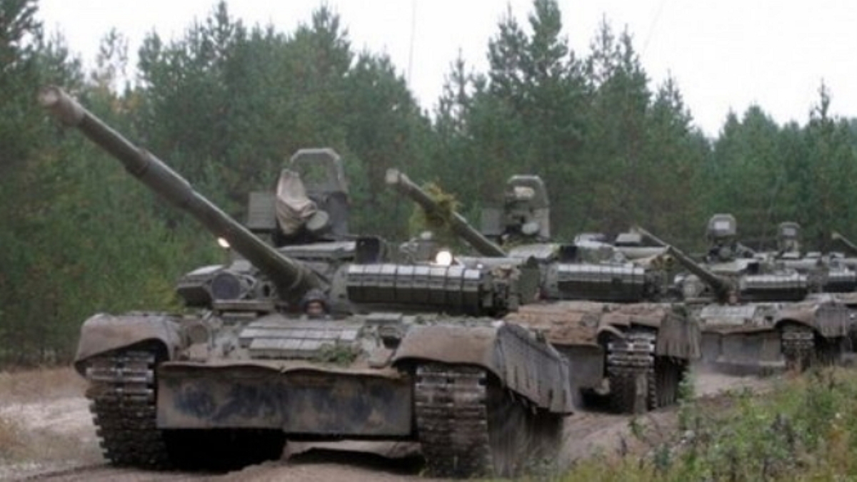 Через границу с РФ прорвались две колонны танков и КамАЗы с боевиками - очевидцы