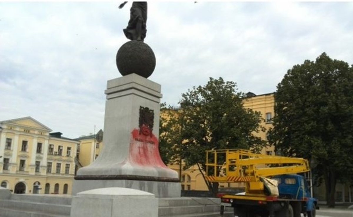 Харьковский памятник Независимости осквернен неизвестными