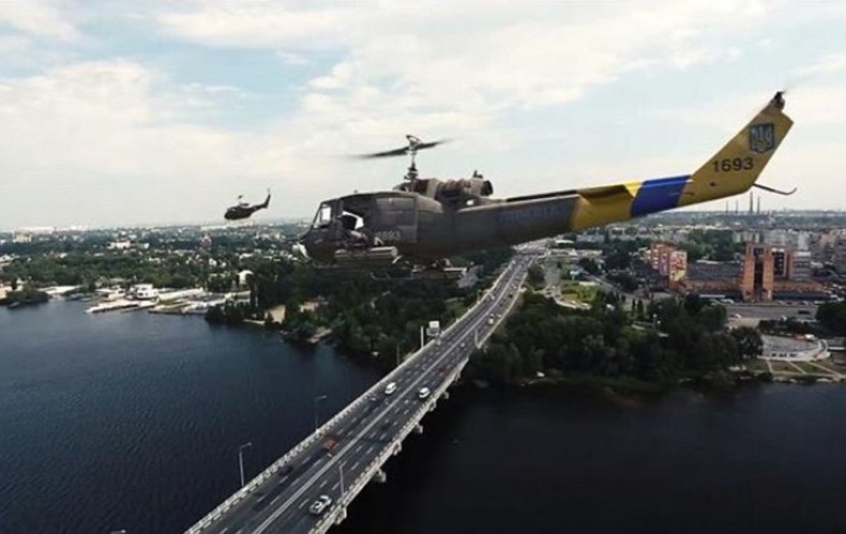 В небе Днепропетровска замечены американские вертолеты с украинской символикой
