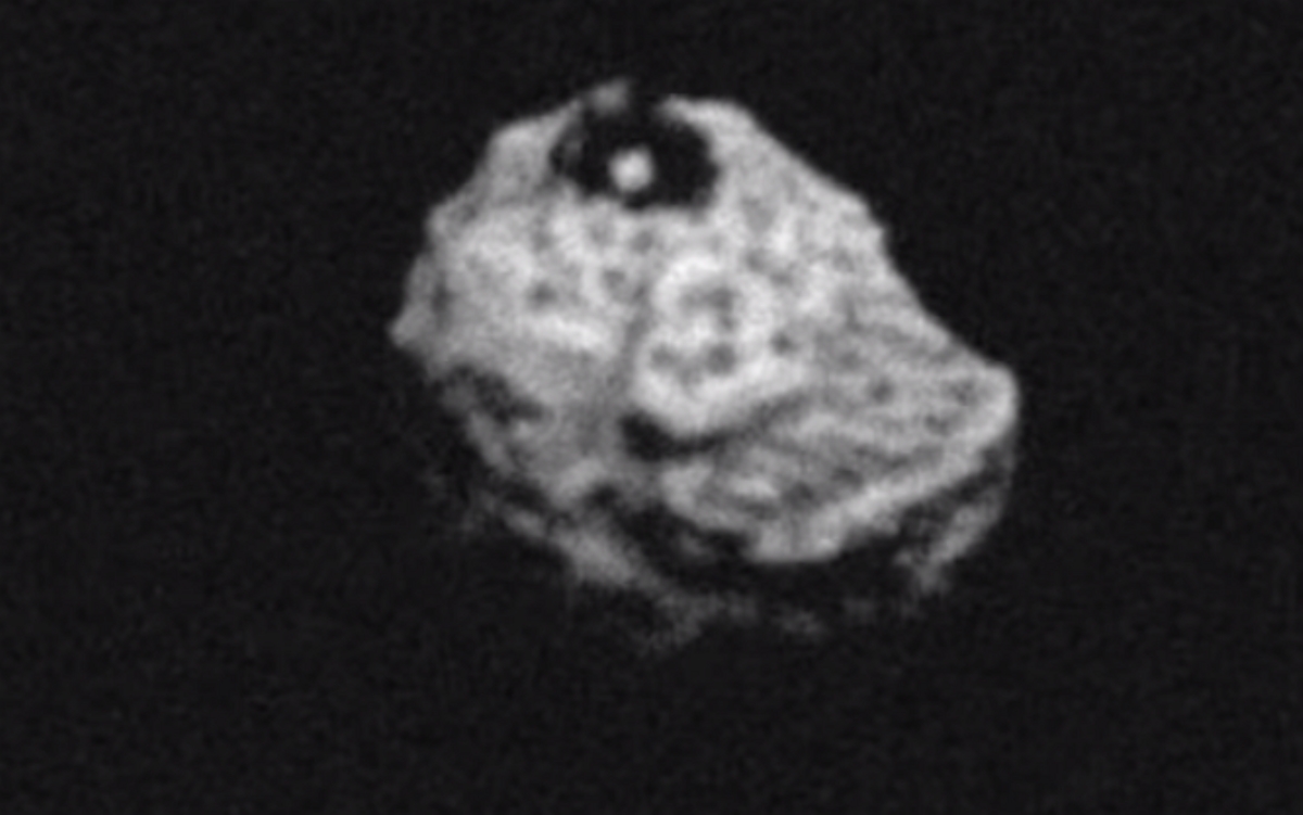 К Земле несется астероид с явно инородной пирамидой "на борту"