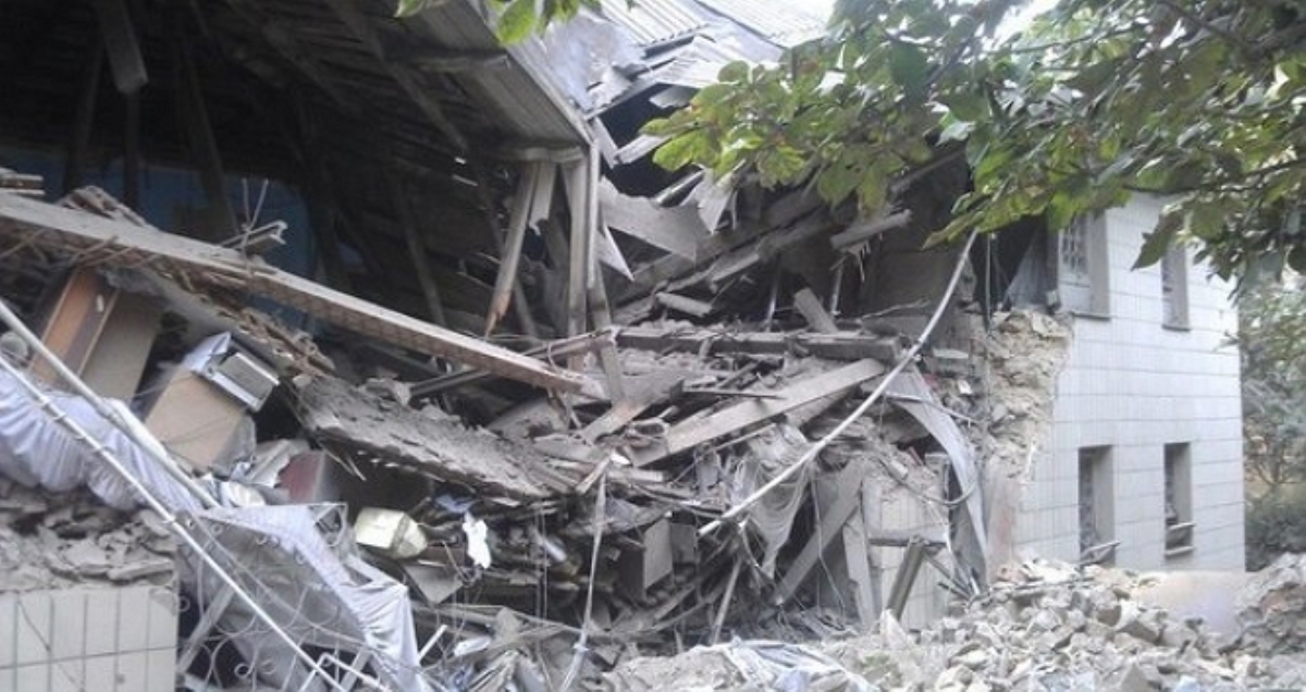 В Снежном под руинами жилого дома погибли 11 человек
