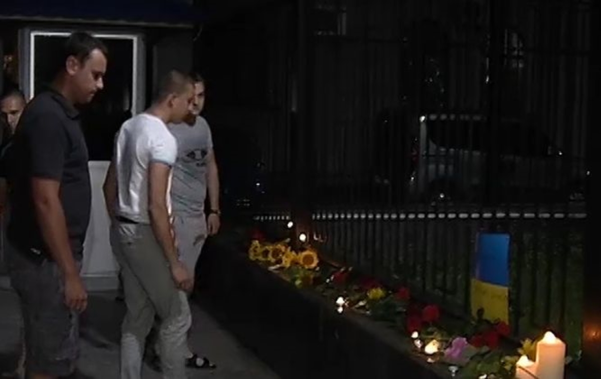 Жители столицы, забыв о политике, несли к посольству РФ свечи и цветы