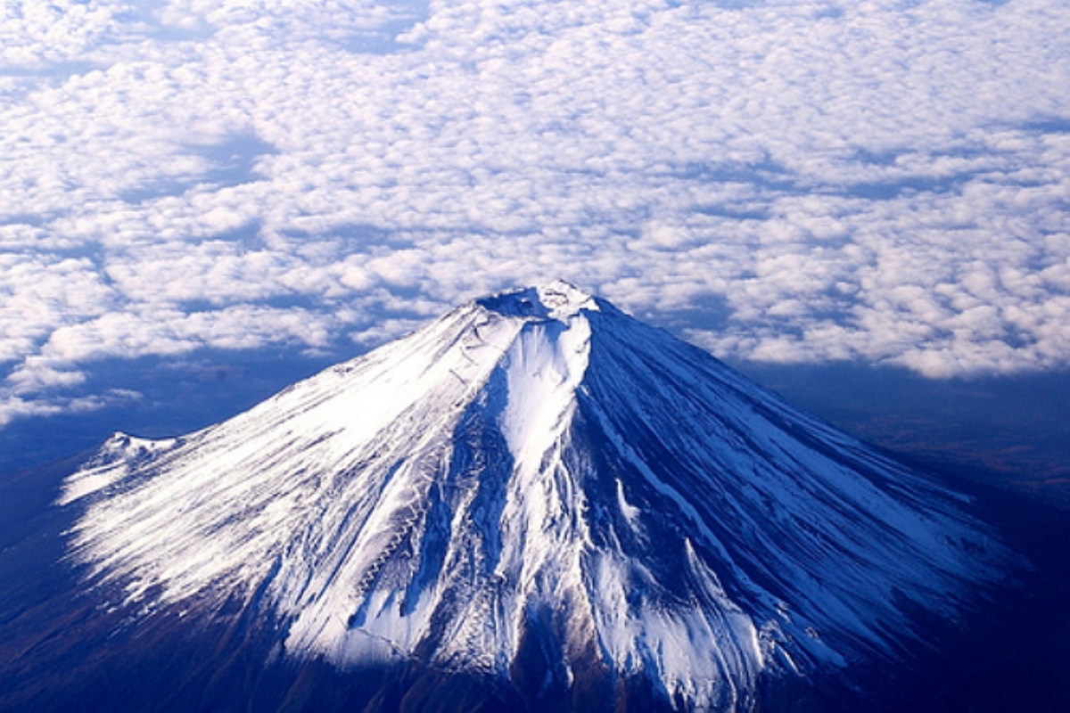 Состояние вулкана Фудзияма стало опасным