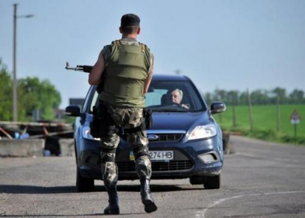 В Луганске террористы отбирают автомобили у всех