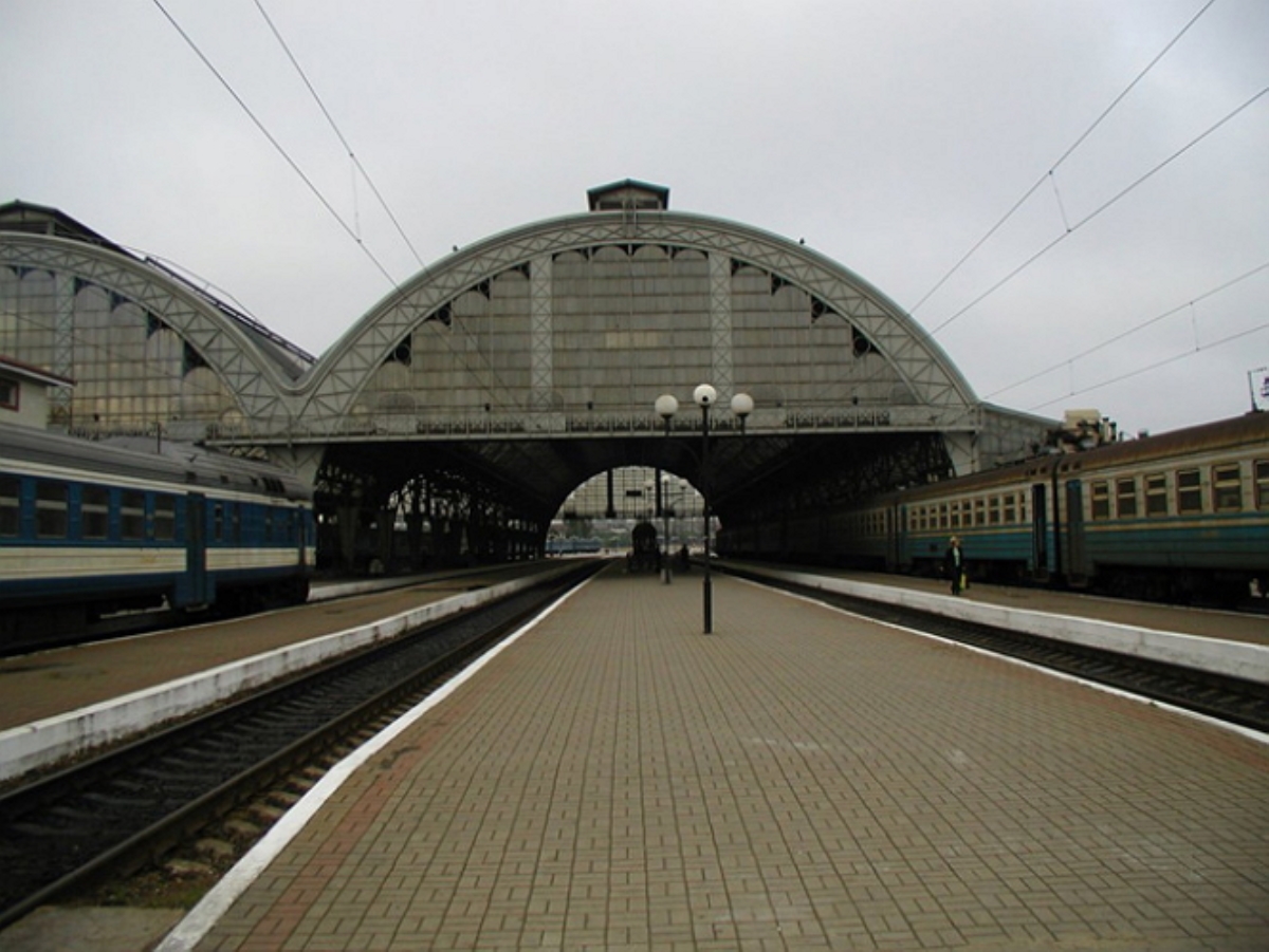 Во Львове на ж/д вокзале у приезжих с востока берут отпечатки пальцев