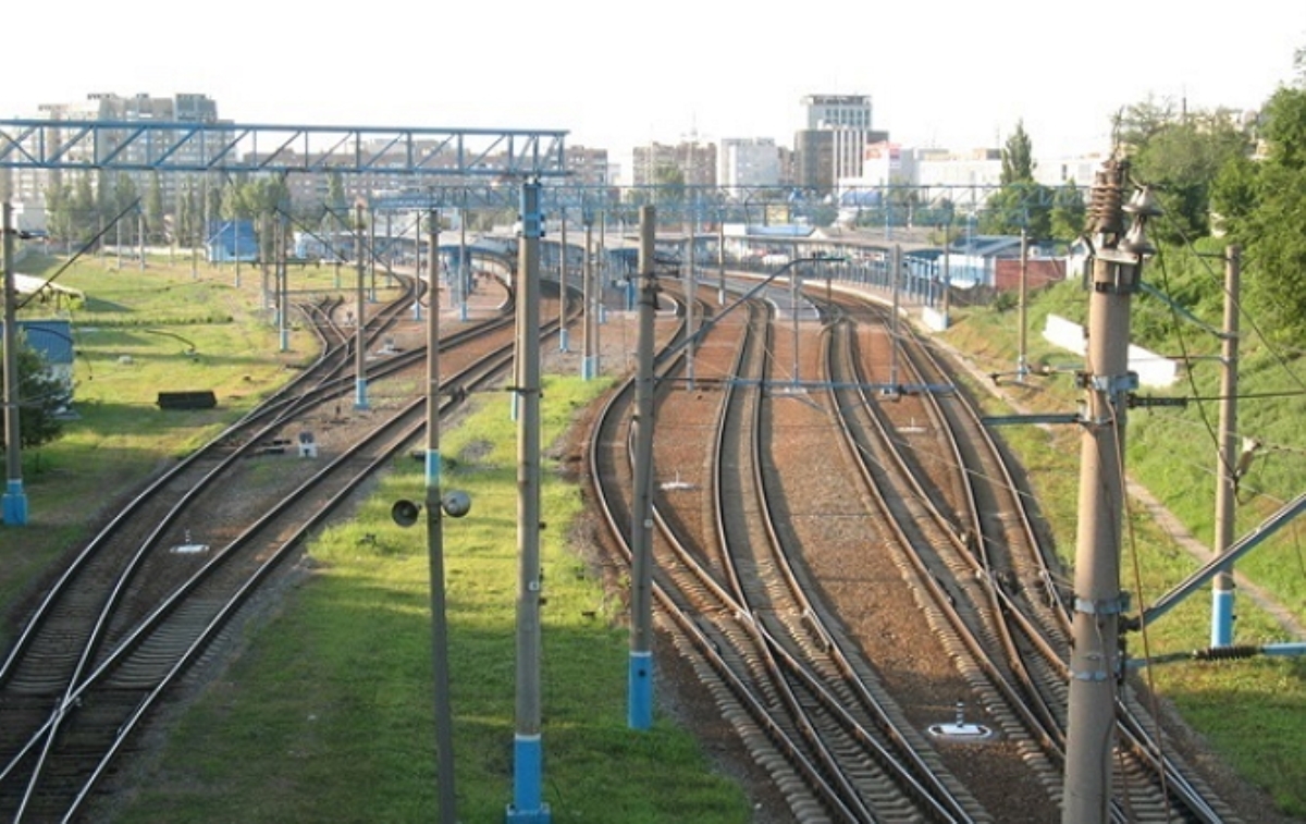 На Донецкой железной дороге угнали локомотив с машинистами