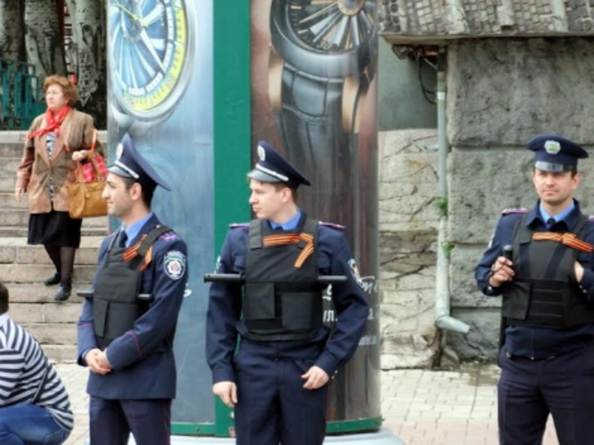 Более 50% милиционеров изменяли присяге в городах Донбасса