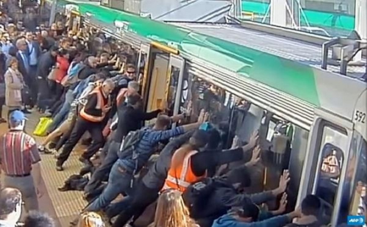 Пассажиры наклонили поезд, чтобы спасти застрявшего между составом и перроном. Видео