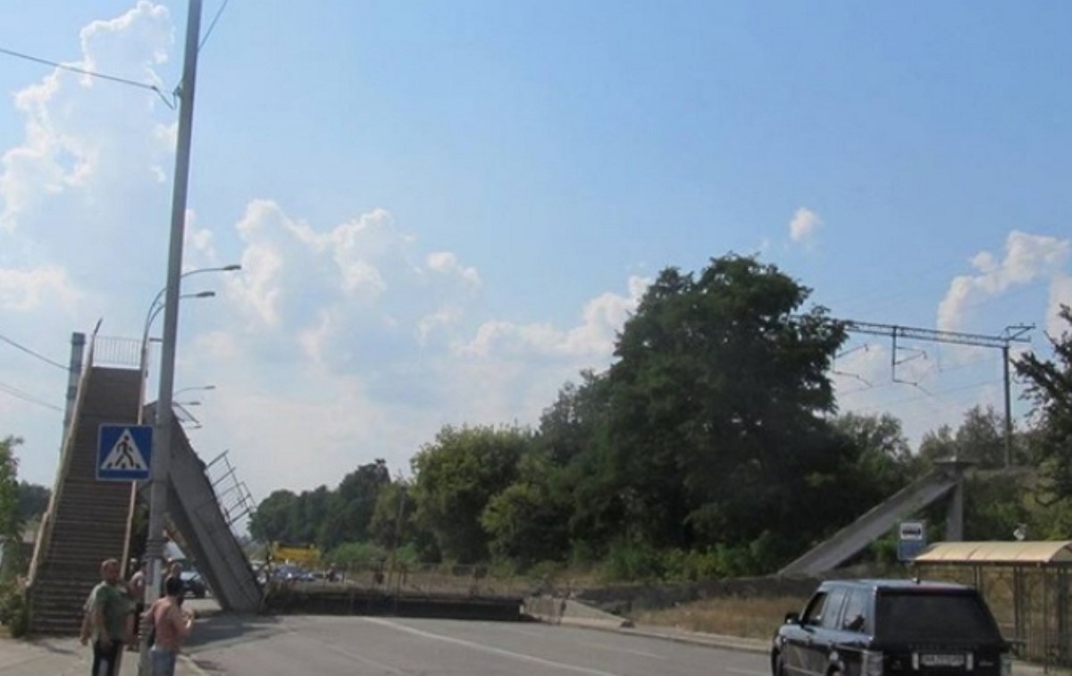 В Киеве обвалился пешеходный мост