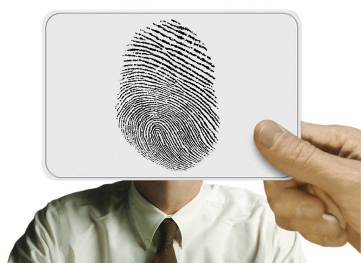 Порошенко разрешил вносить в биометрические паспорта отпечатки пальцев