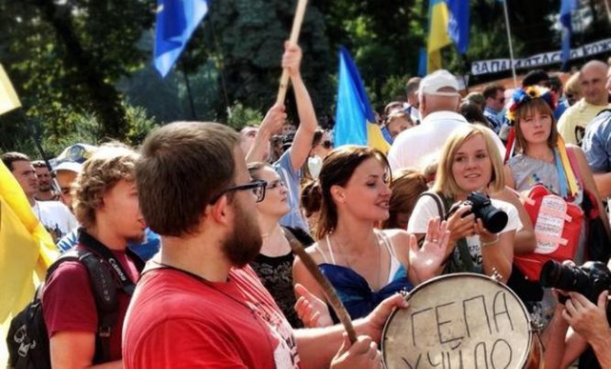 Под Радой митингующие оскорбляют харьковского мэра