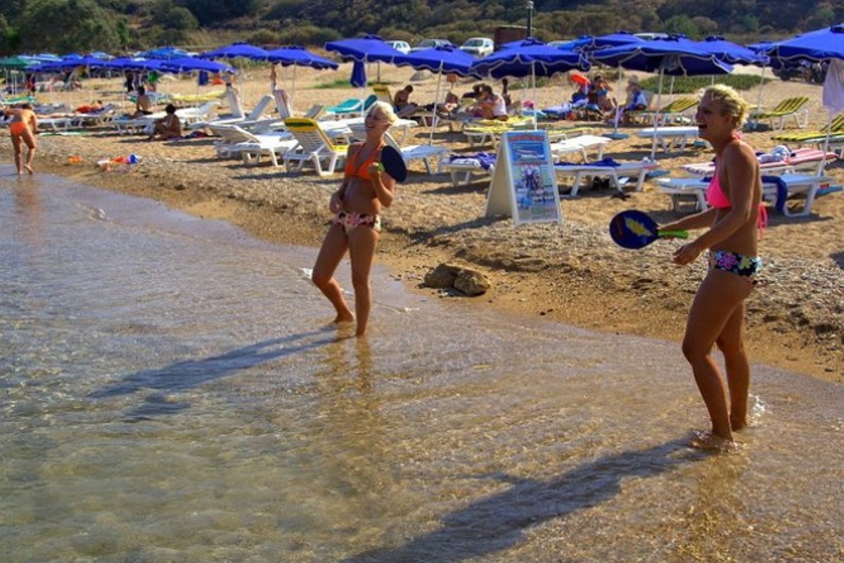Более 90 россиян отравились на отдыхе в Греции
