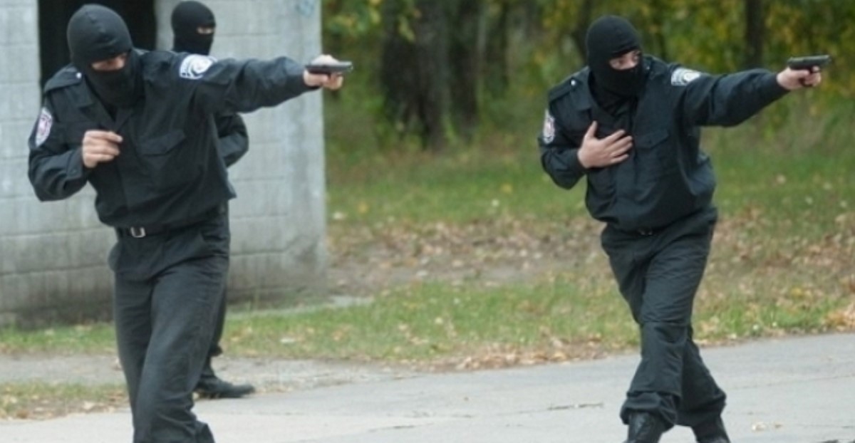 Порошенко разрешил милиции стрелять в зоне АТО без предупреждения
