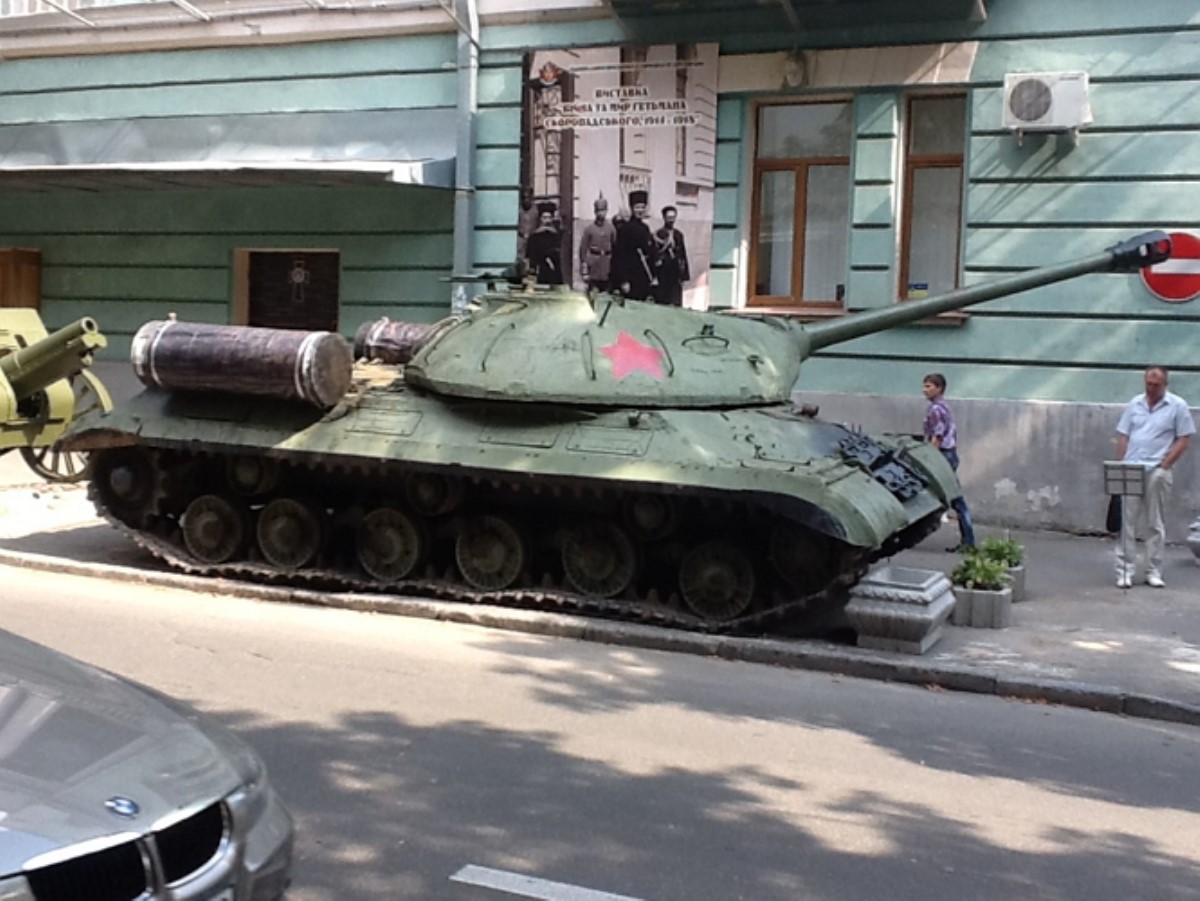 В Киев пригнали танк "Ис-3", украденный боевиками с постамента на Донбассе
