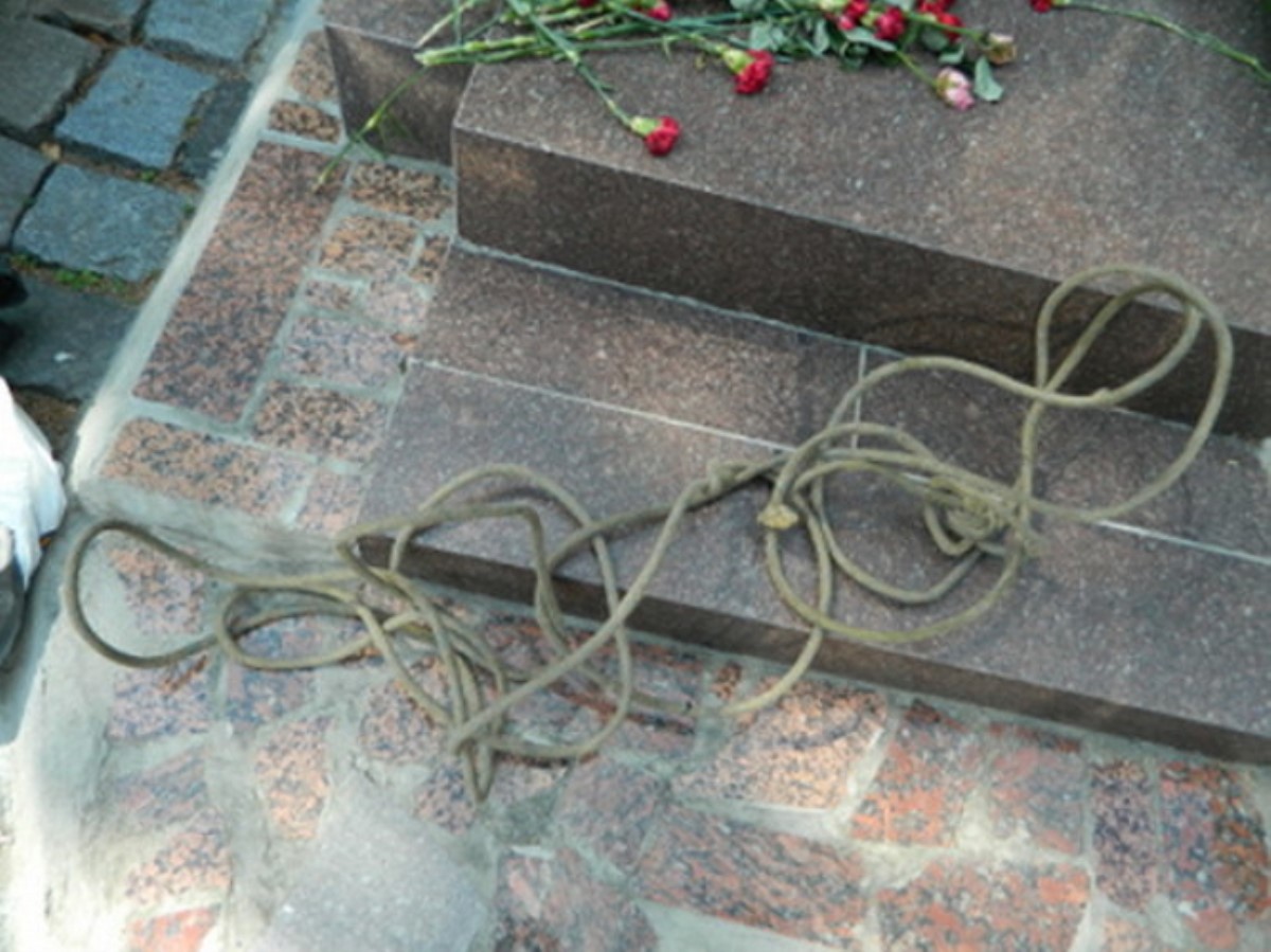 На Байковом кладбище на горячем поймали похитителей надгробий