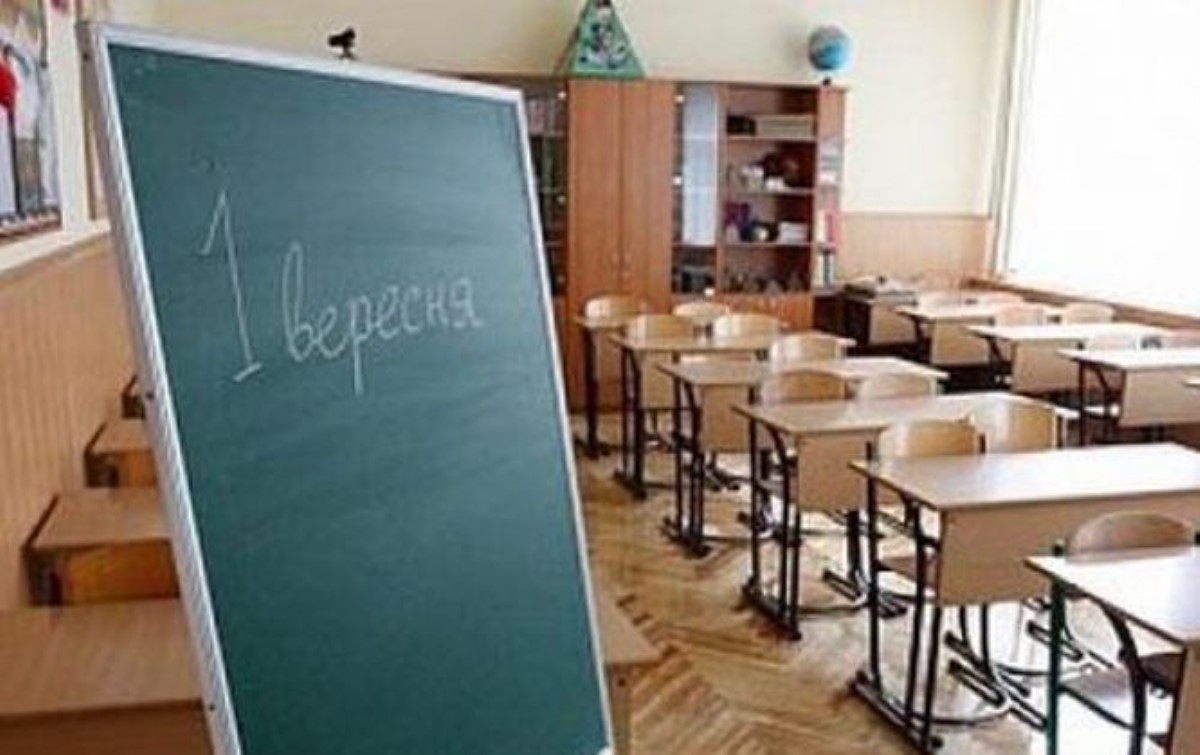 Школьники Донецка начнут учебу позже