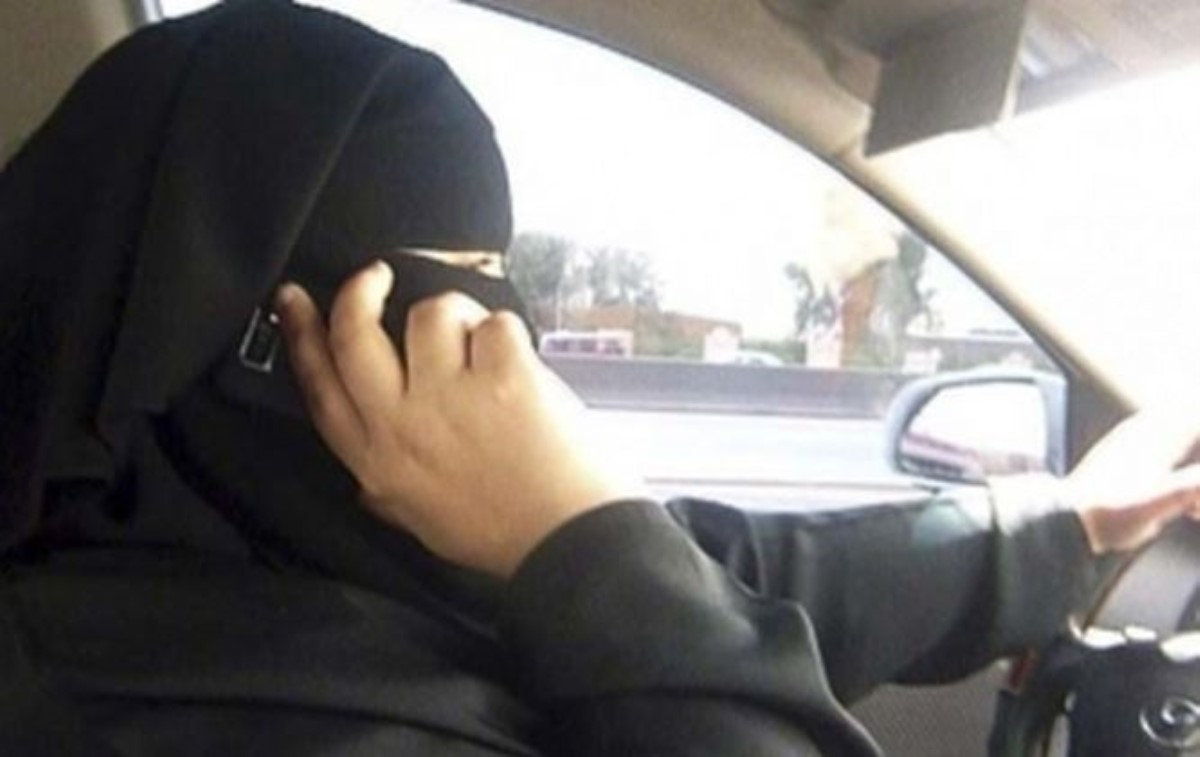 В ОАЭ женщинам специальным циркуляром запретили краситься за рулем