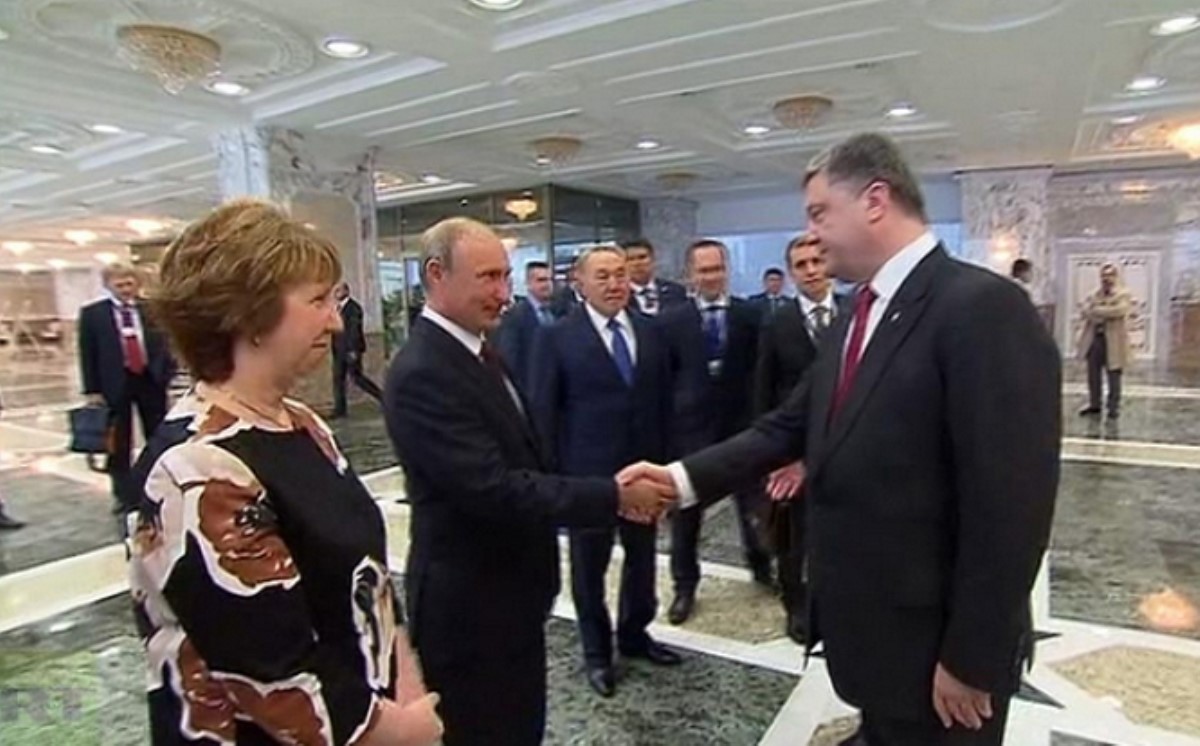 Порошенко и Путин обменялись рукопожатием