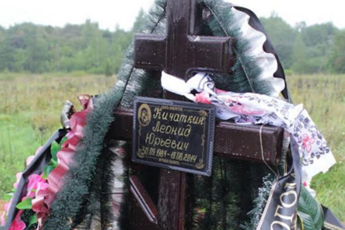 С могил погибших псковских десантников исчезли таблички с именами