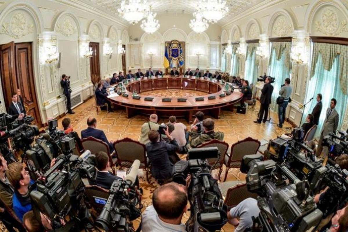 Порошенко заявил, что на Донбассе ситуация контролируемая