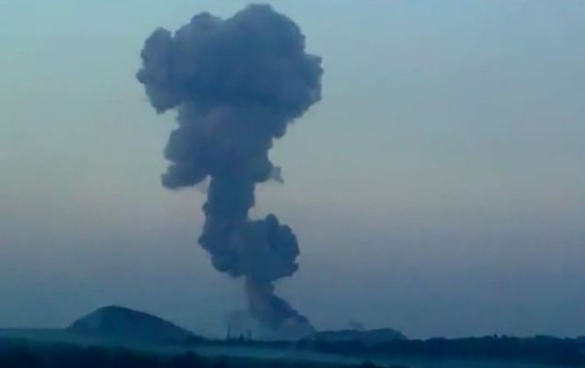 Мощный взрыв в Донецке: в результате артобстрела взлетела в воздух нефтебаза