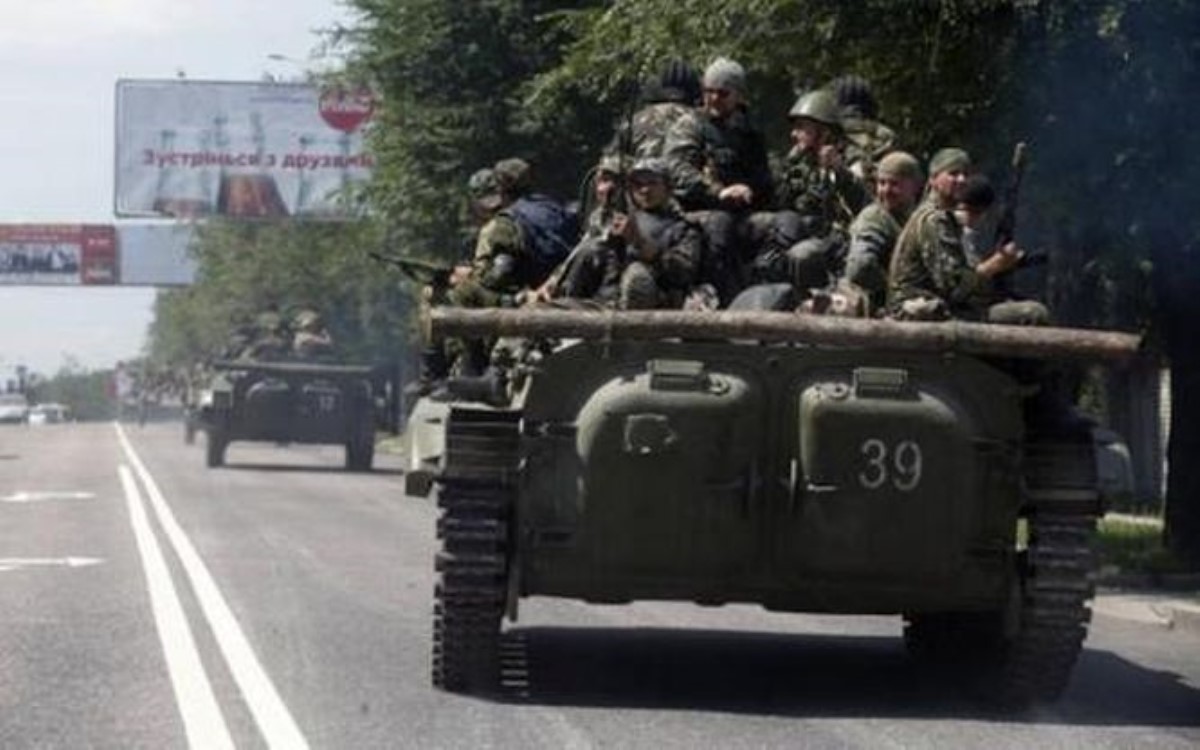 К Новоазовску стягивается большое количество военной техники