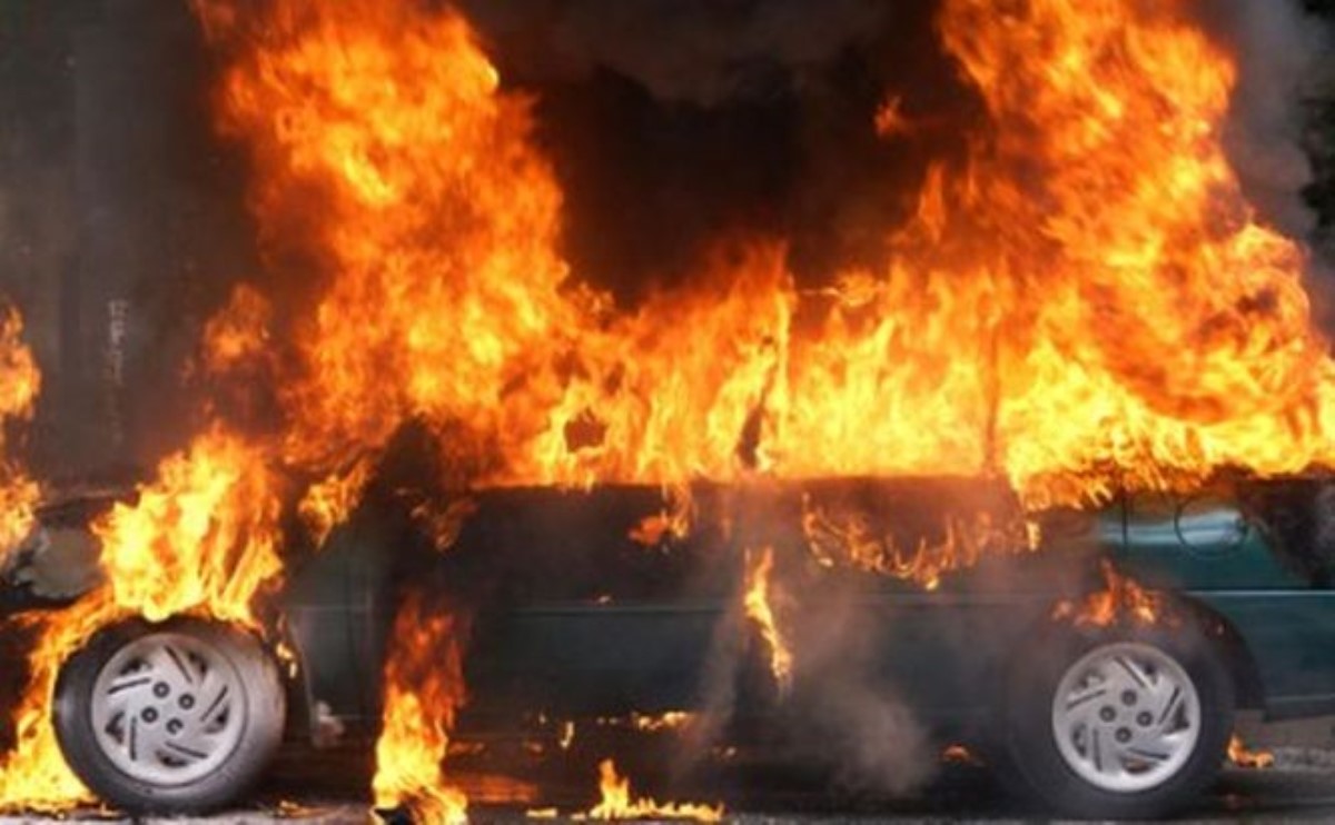Пожарные в шоке: Замерзший американец развел костер внутри автомобиля