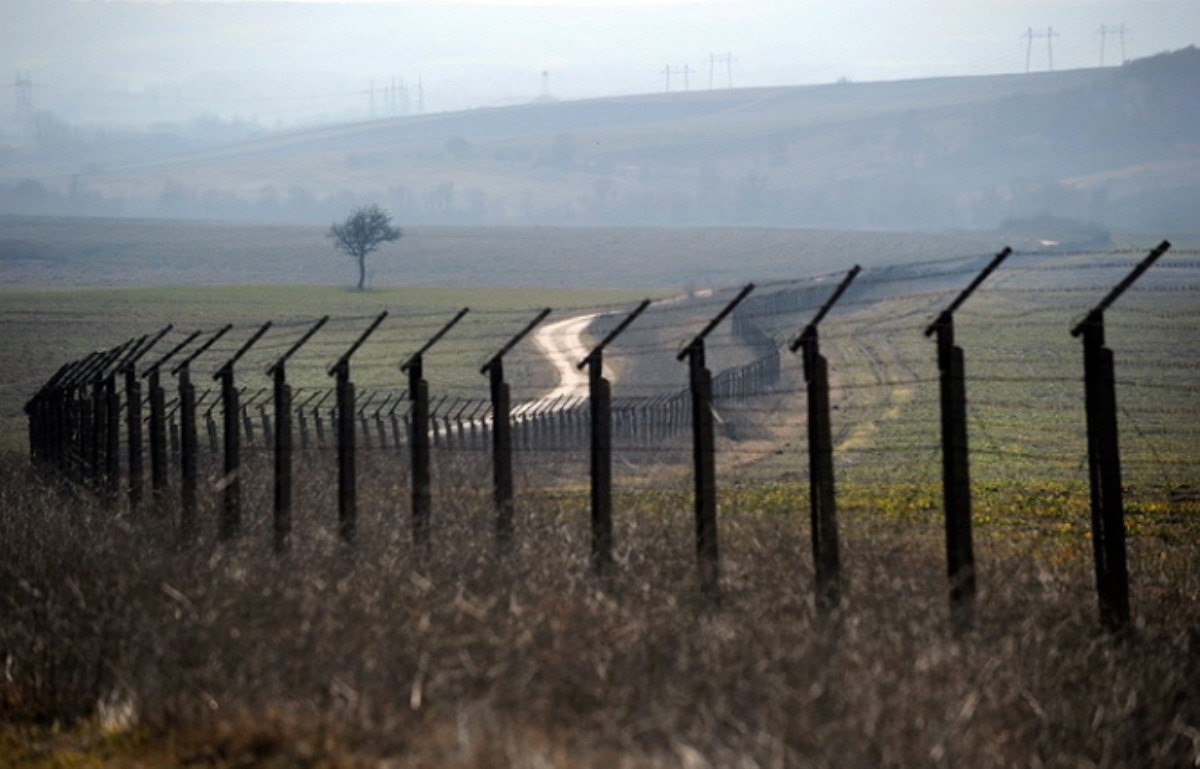 Яценюк дал старт строительству "Стены" на границе с РФ