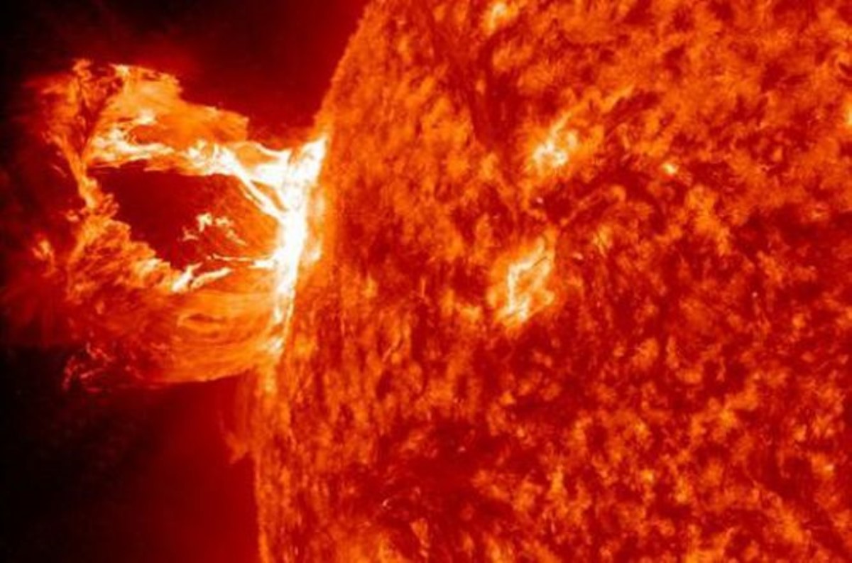 Энергия от мощной солнечной вспышки направляется к нашей планете