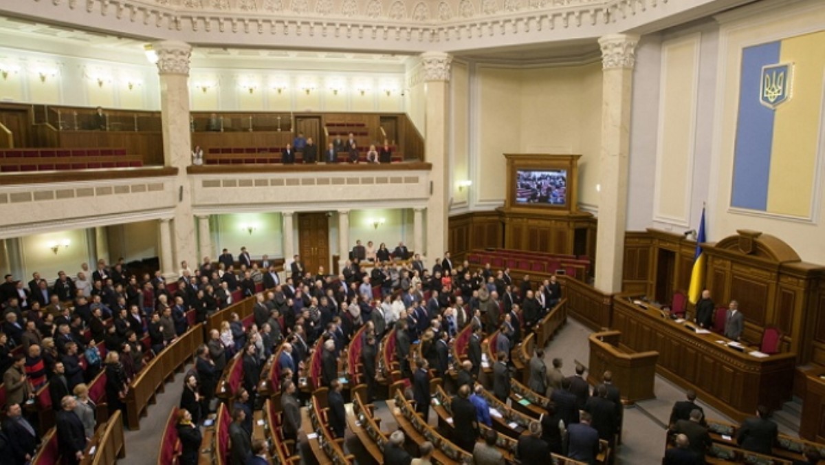 Депутаты требует от Президента ввести военное положение