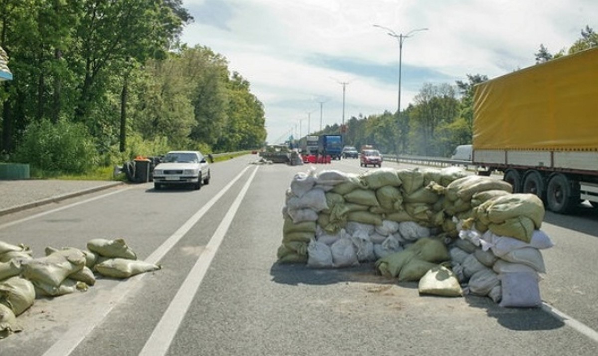 На въезде в Киев силовики остановили автомобиль полный оружия и взрывчатки