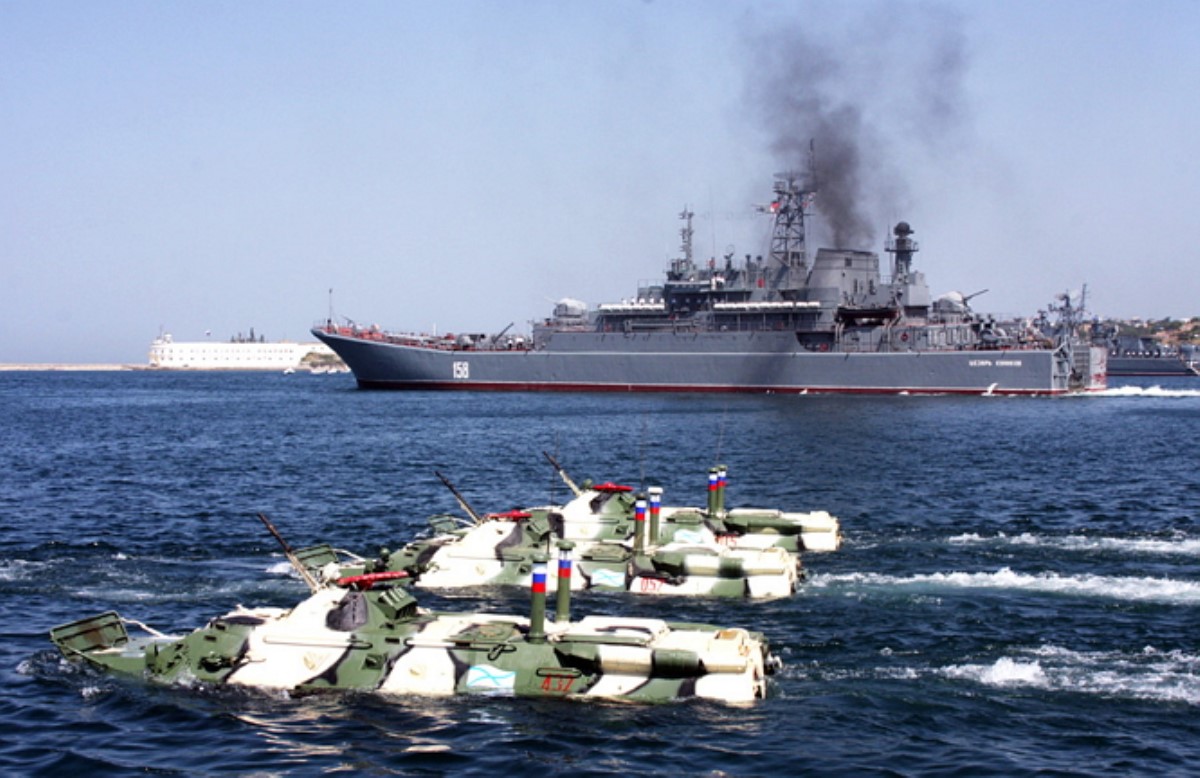 Россия направила 8 больших десантных кораблей к Крыму