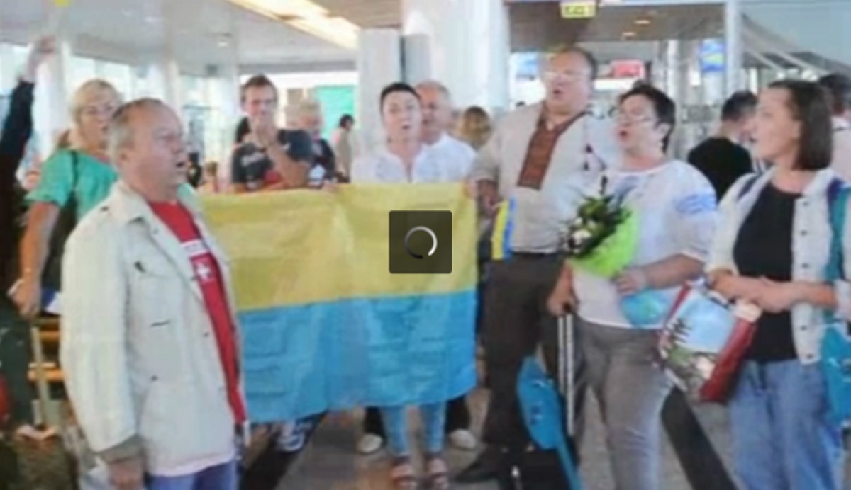 В московском "Шереметьево" два десятка пассажиров спели гимн Украины