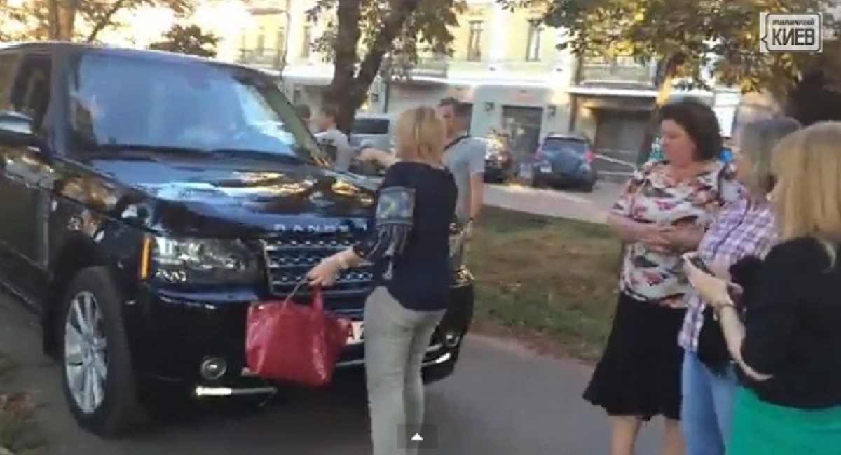 В Киеве женщины заградили собой дорогу джипу и не позволили проехать по тротуару