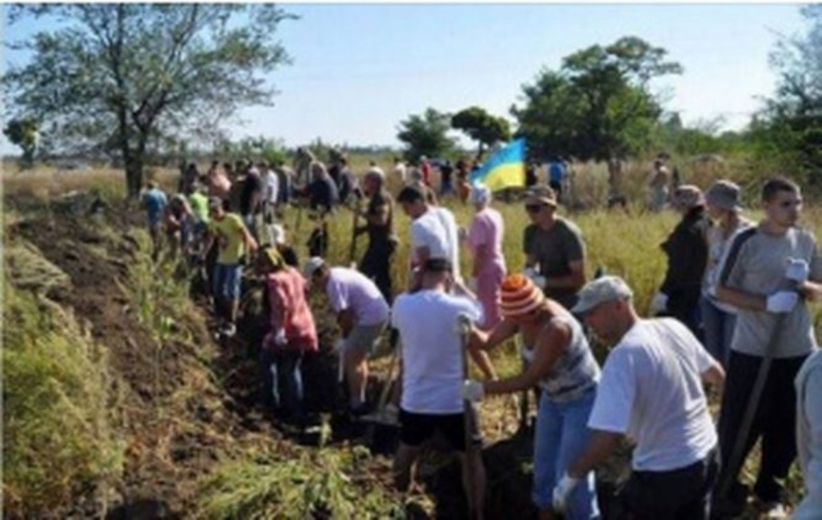 Харьковчане вооружились лопатами и копают ров на границе с Россией