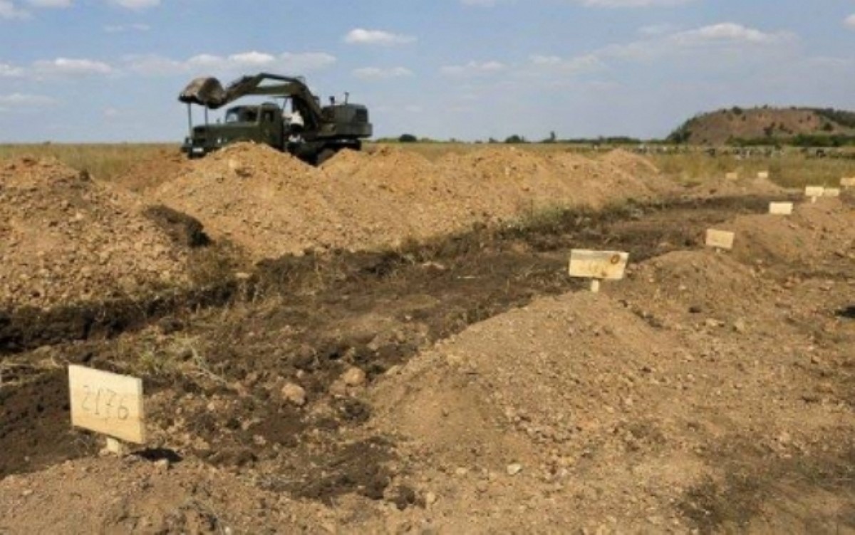 Под Новоазовском втайне закопали 59 тел российских военных - СМИ