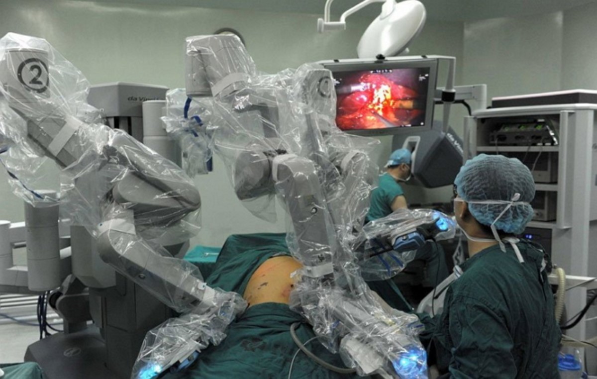 Робот-хирург провел свою первую успешную операцию
