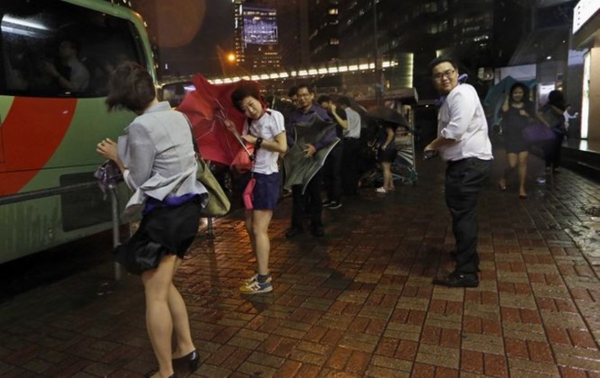 Жизнь в Гонконге парализована – «постарался» тайфун Калмэджи