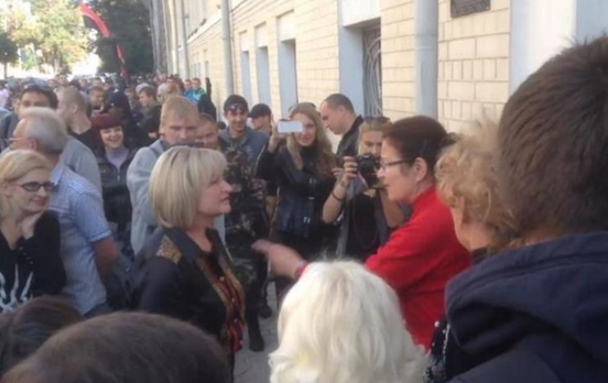Жена Луценко с криками «Ганьба» была изгнана с митинга на Банковой