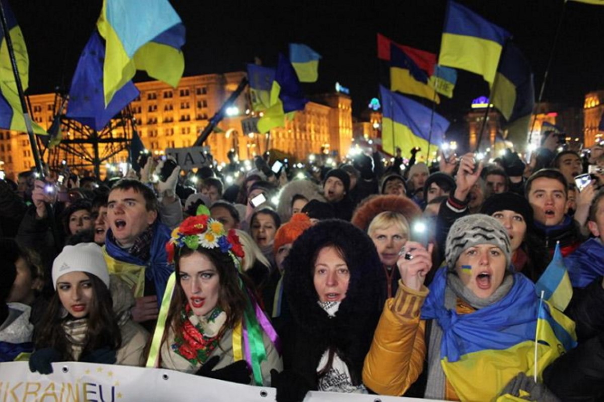Украинцы радовались. Украинцы на Майдане. Хохлы на Майдане. Скачут на Майдане. Украинки на Майдане.