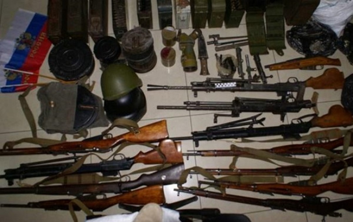 В Мелитополе СБУ задержала торговцев оружием с флагами РФ