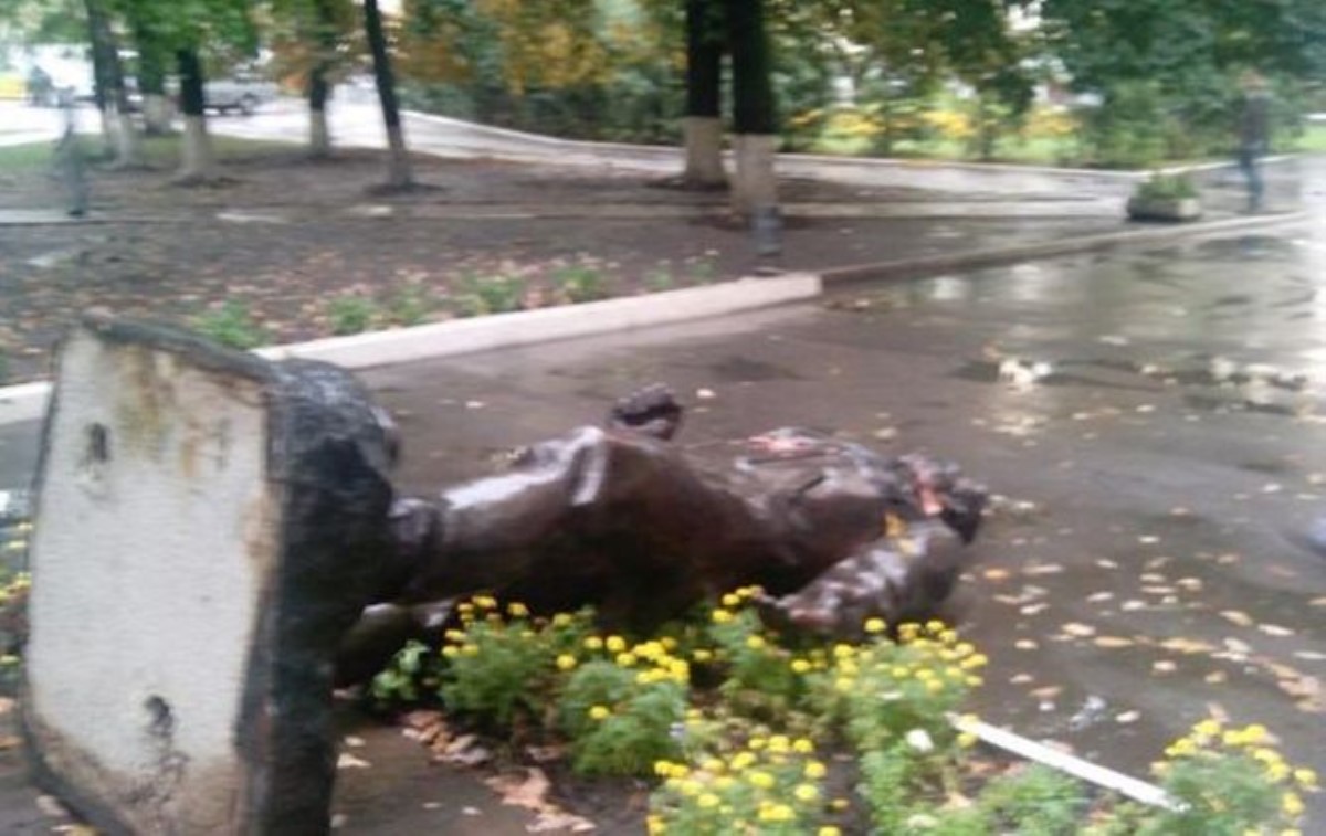 В Харькове «уронили» памятник Артему