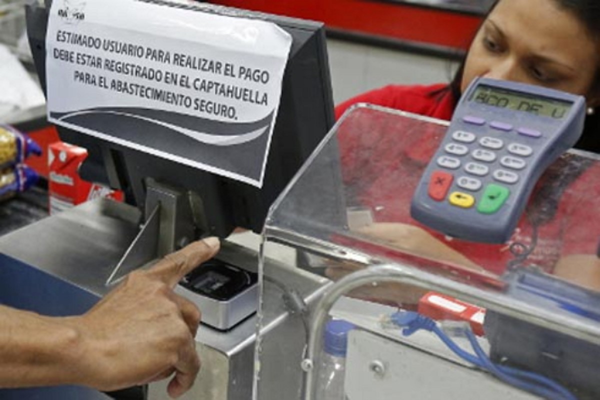 В Венесуэле товары первой необходимости будут продавать по отпечаткам пальцев