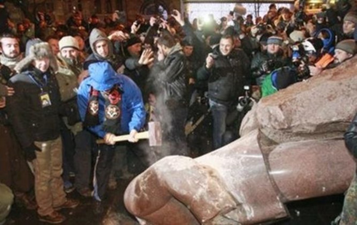 Кернес клянется восстановить свергнутый памятник Ленину