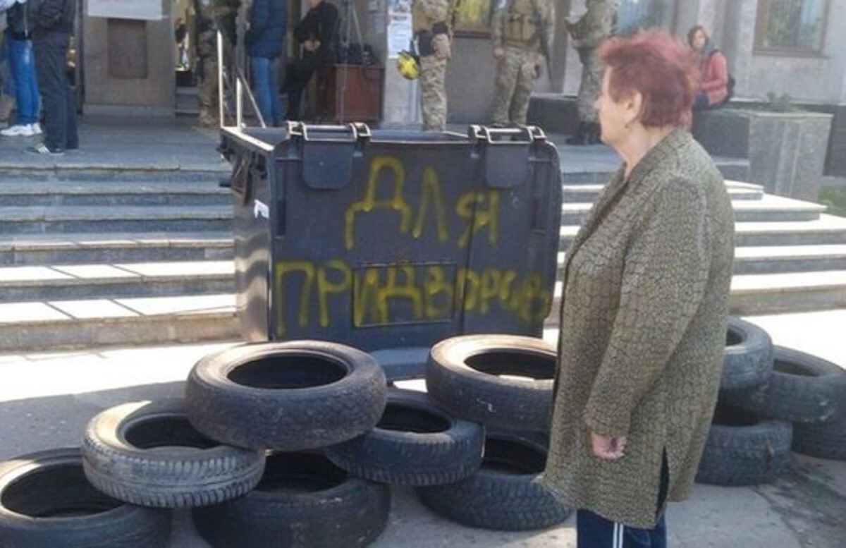 Славянские активисты возводят баррикады, требуя люстрации