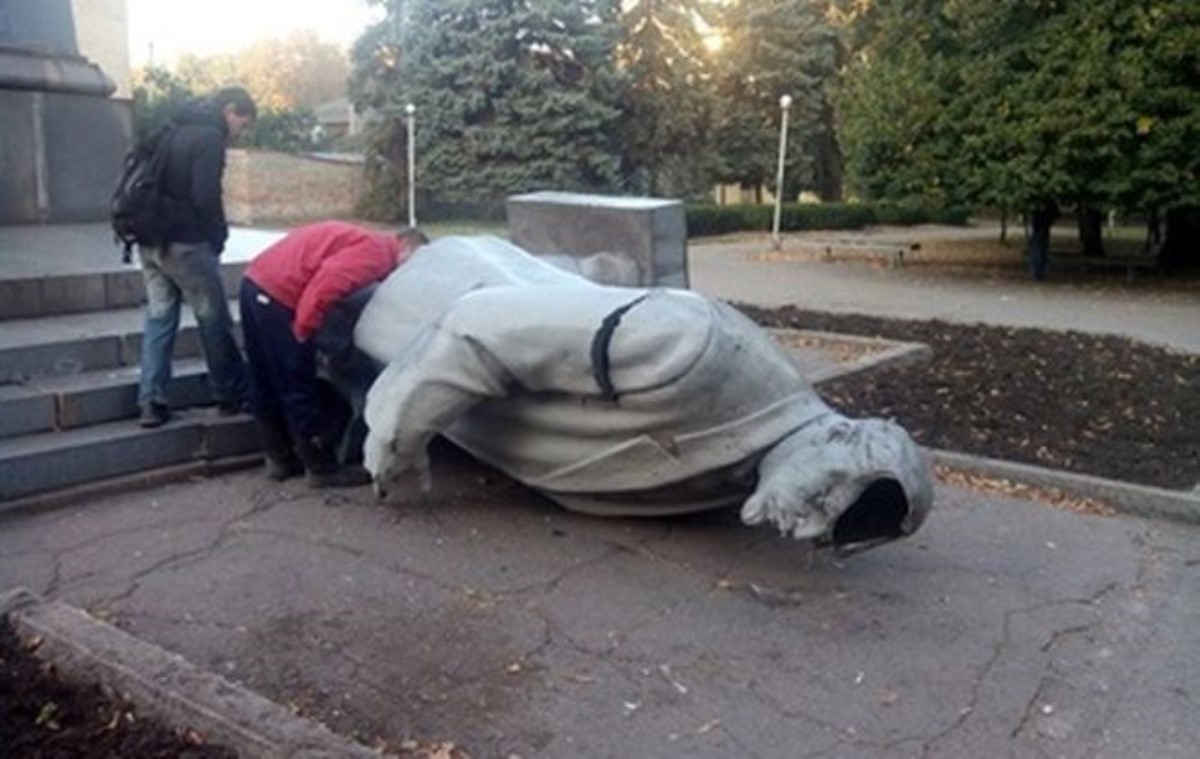 Активисты добрались до криворожского памятника Ильичу