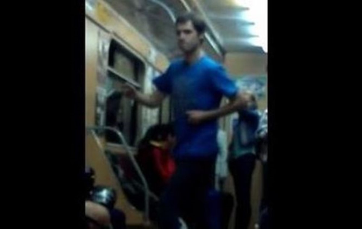 Молодой человек развлек танцем пассажиров харьковского метрополитена