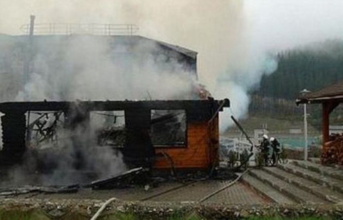 Пожарные не смогли потушить отель Януковича