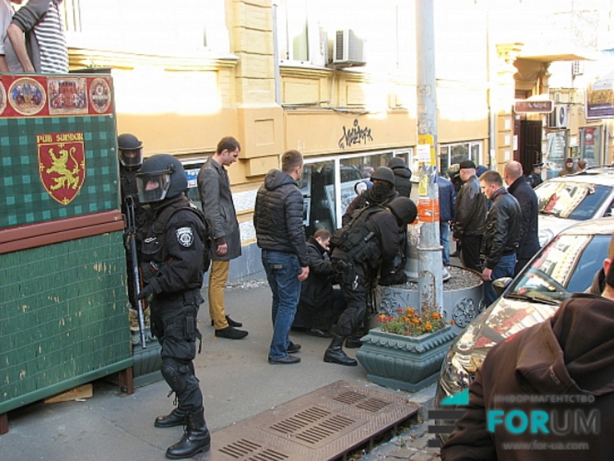 В центре Киева со стрельбой из автоматов провели задержание